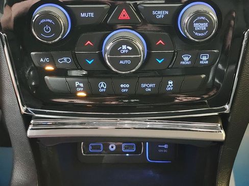 Used 2020 Jeep Grand Cherokee Overland AWD/4WD image 24