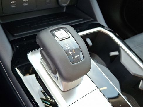 New 2025 Mitsubishi Outlander SE image 11