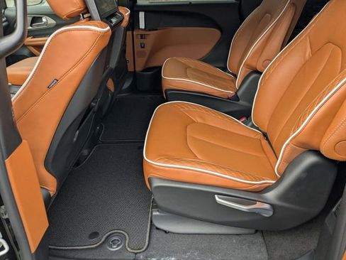 New 2026 Chrysler Pacifica Pinnacle image 25