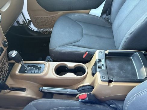 Used 2016 Jeep Wrangler Unlimited Rubicon w/ Connectivity Group image 19