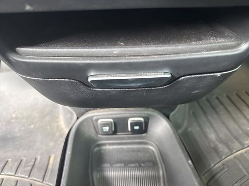 Used 2020 Chrysler Pacifica Limited w/ Tire & Wheel Group FWD image 32