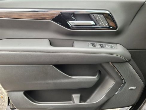 New 2025 Chevrolet Suburban Premier image 22