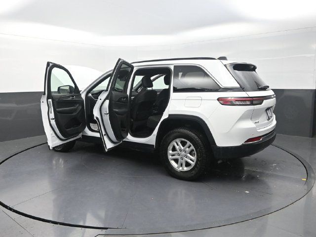 Used 2025 Jeep Grand Cherokee Laredo AWD/4WD image 33