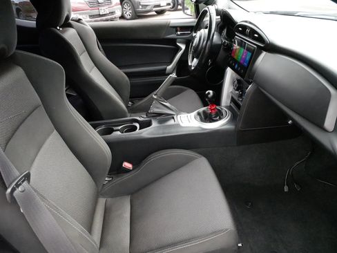 Used 2017 Toyota 86 RWD image 11