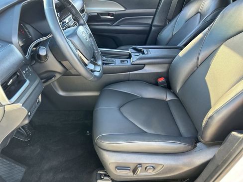Used 2024 Toyota Grand Highlander FWD image 16