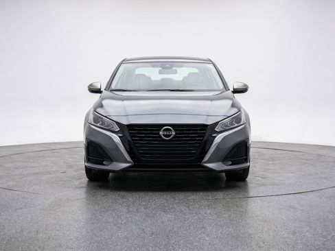 Used 2025 Nissan Altima 2.5 SV FWD image 2