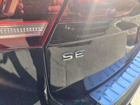 Used 2022 Volkswagen Tiguan SE w/ Panoramic Sunroof Package image 10