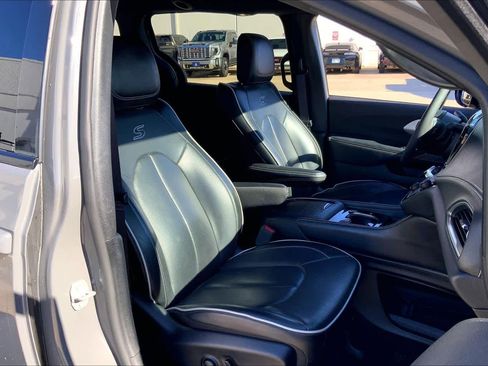 Used 2025 Chrysler Pacifica Limited image 9