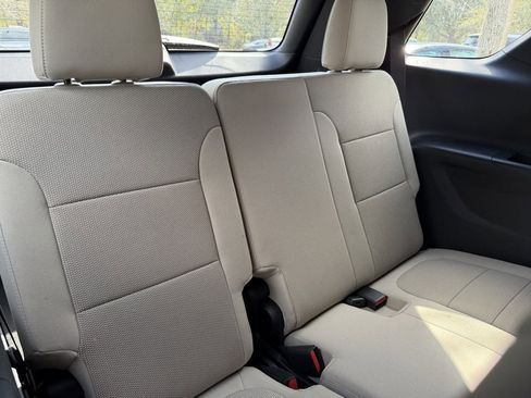 Used 2023 Chevrolet Traverse LS image 10