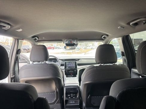 Used 2024 Jeep Grand Cherokee L Laredo image 12