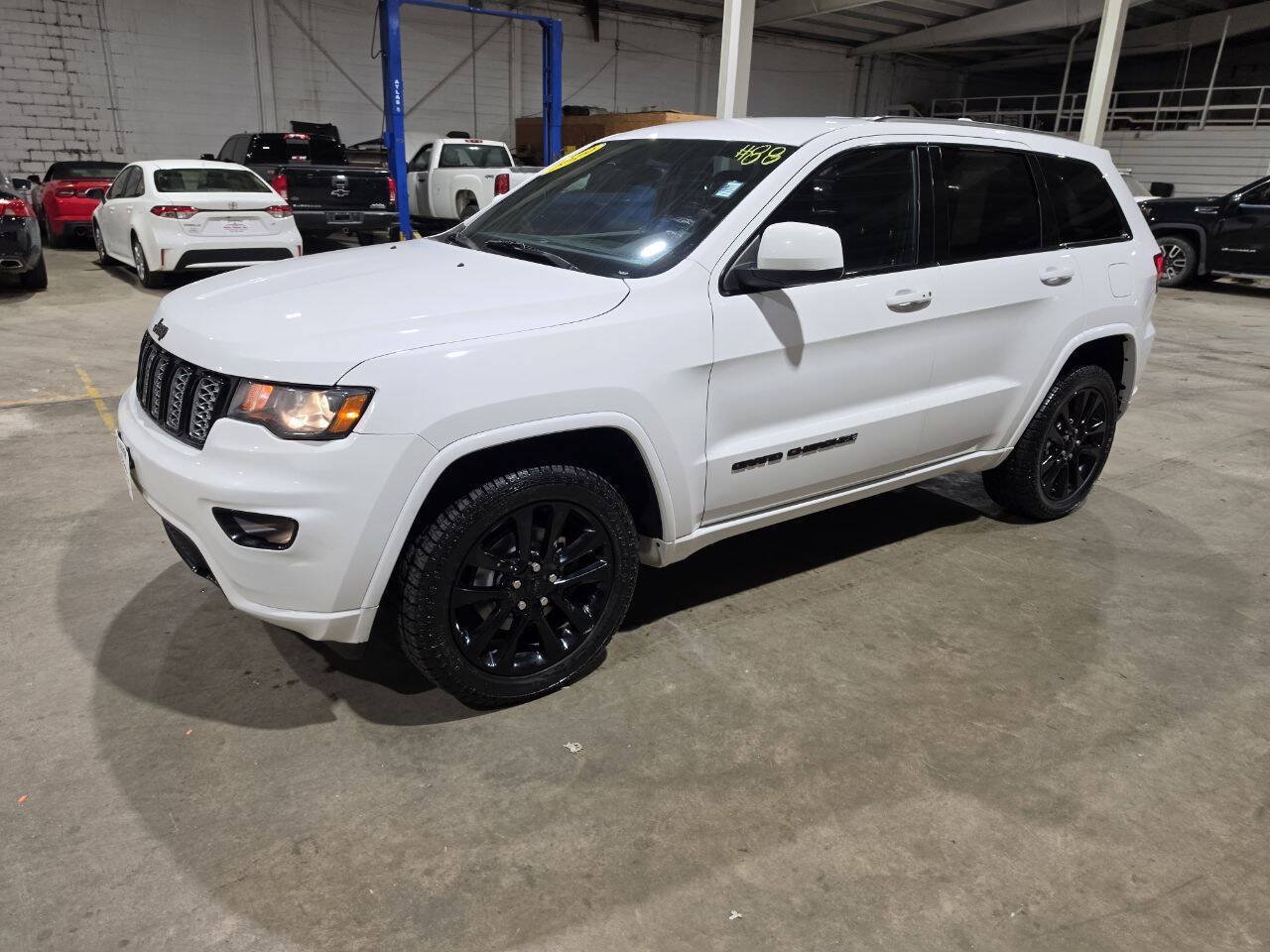 Used 2019 Jeep Grand Cherokee Altitude AWD/4WD image 2