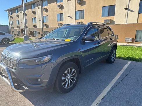 Used 2019 Jeep Cherokee Latitude Plus w/ Cold Weather Group AWD/4WD image 8