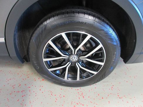 Used 2021 Volkswagen Tiguan SE AWD/4WD image 30