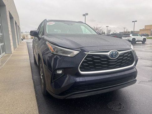 Certified 2021 Toyota Highlander XLE image 3