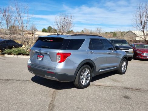 Used 2022 Ford Explorer XLT w/ Equipment Group 202A image 4