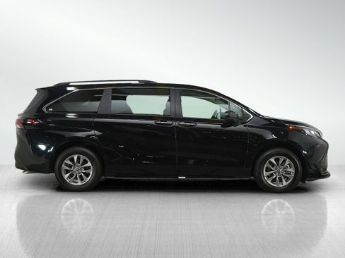 Used 2025 Toyota Sienna XLE w/ XLE Plus Package image 6