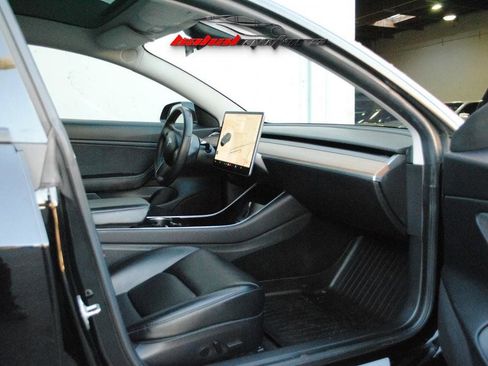 Used 2019 Tesla Model 3 Performance image 4