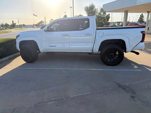Used 2024 Toyota Tacoma SR5 AWD/4WD image 7