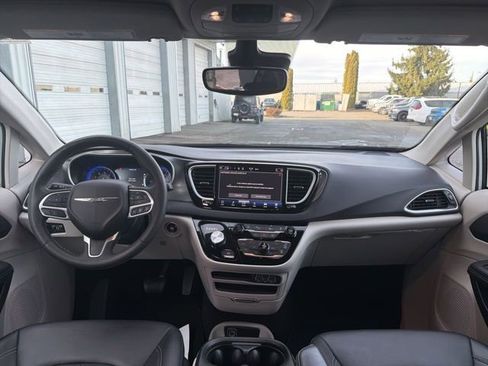 Used 2024 Chrysler Pacifica Touring-L image 19