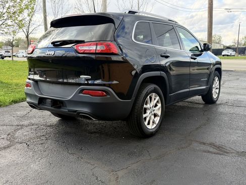 Used 2018 Jeep Cherokee Latitude Plus w/ Cold Weather Group AWD/4WD image 9