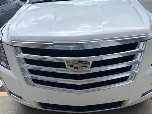 Used 2018 Cadillac Escalade Luxury AWD/4WD image 1