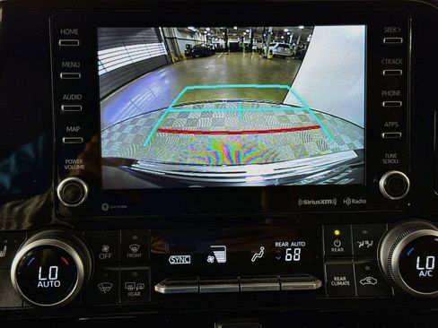 Used 2020 Toyota Highlander XLE FWD image 14