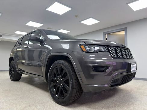 Used 2019 Jeep Grand Cherokee Altitude image 4