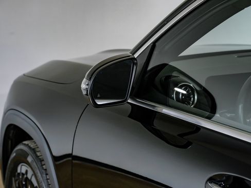 Used 2023 Mercedes-Benz GLB 250 4MATIC w/ Premium Package image 46