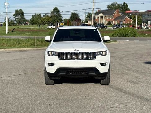 Used 2017 Jeep Grand Cherokee Laredo w/ Quick Order Package 23E AWD/4WD image 2
