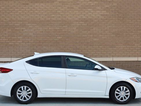 Used 2017 Hyundai Elantra SE FWD image 3
