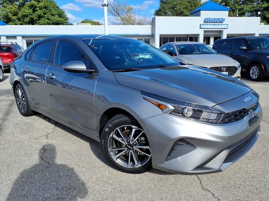 Used 2023 Kia Forte LXS FWD image 2