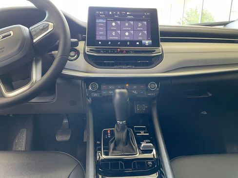 Used 2025 Jeep Compass Limited image 17