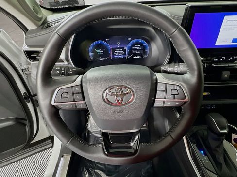 Certified 2024 Toyota Highlander Platinum AWD/4WD image 11