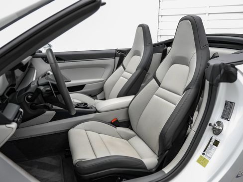 Used 2025 Porsche 911 Carrera RWD image 43