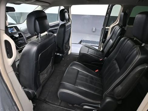 Used 2015 Chrysler Town & Country Touring FWD image 31