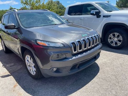 Used 2016 Jeep Cherokee Latitude FWD image 3