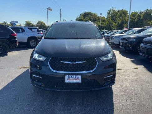 Used 2023 Chrysler Pacifica Limited image 9