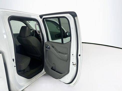 Used 2015 Nissan Frontier SV AWD/4WD image 26