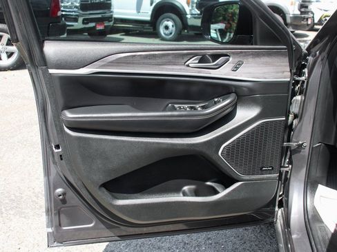 Used 2021 Jeep Grand Cherokee L Limited AWD/4WD image 16