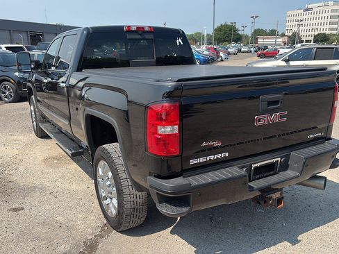 Used 2017 GMC Sierra 2500 Denali w/ Duramax Plus Package AWD/4WD image 6