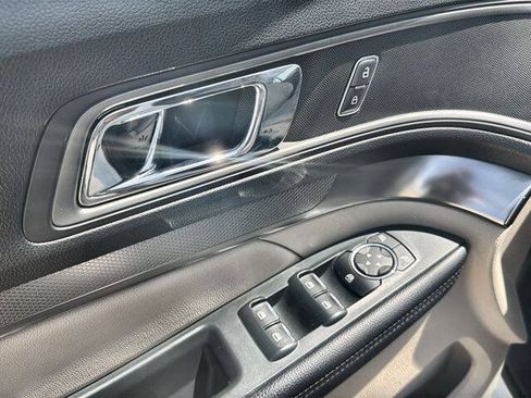 Used 2018 Ford Explorer XLT w/ Equipment Group 201A FWD image 22