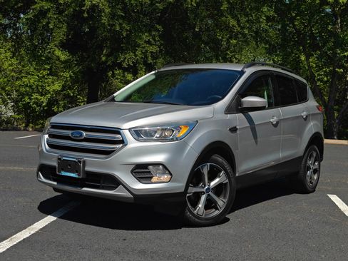 Used 2017 Ford Escape SE w/ Equipment Group 201A FWD image 1