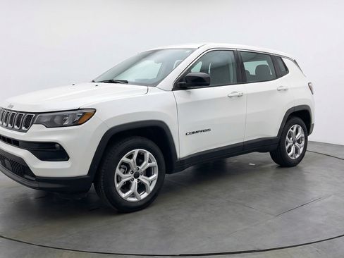 Used 2025 Jeep Compass Latitude image 3