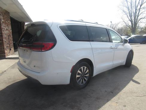 Used 2021 Chrysler Pacifica Touring-L FWD image 12