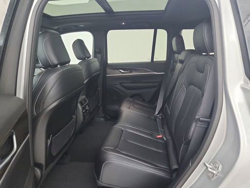 New 2025 Jeep Grand Cherokee Limited image 32