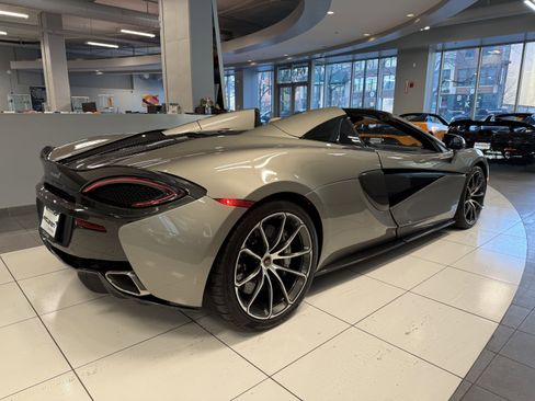 Used 2018 McLaren 570S Spider image 4