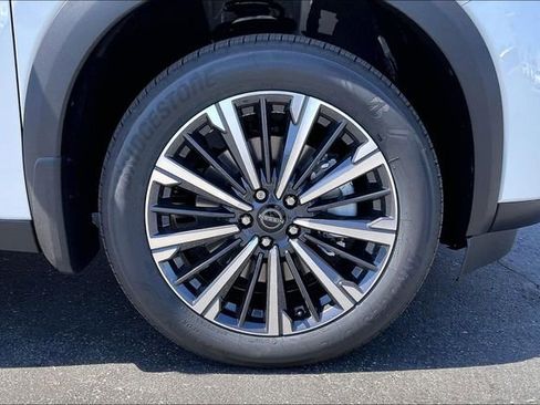 New 2026 Nissan Pathfinder Platinum FWD image 9