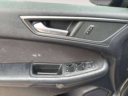 Used 2019 Ford Edge SE FWD image 12