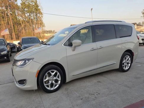Used 2020 Chrysler Pacifica Touring-L Plus w/ Tire & Wheel Group FWD image 1