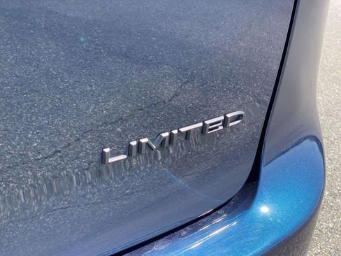 Used 2025 Chrysler Pacifica Limited FWD image 35